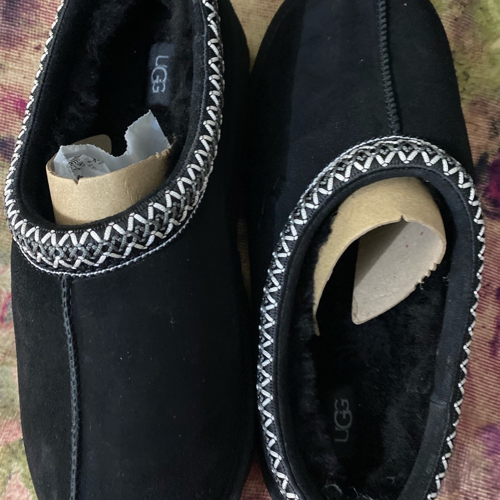 Hello, it is a men's shoe, size 12, new, never used, from the ugg brand. - Picture 3 of 14